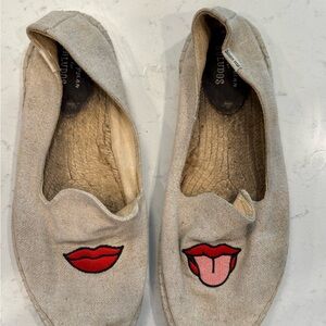 Soludos Women's Beige Espadrilles with Red Lips Design